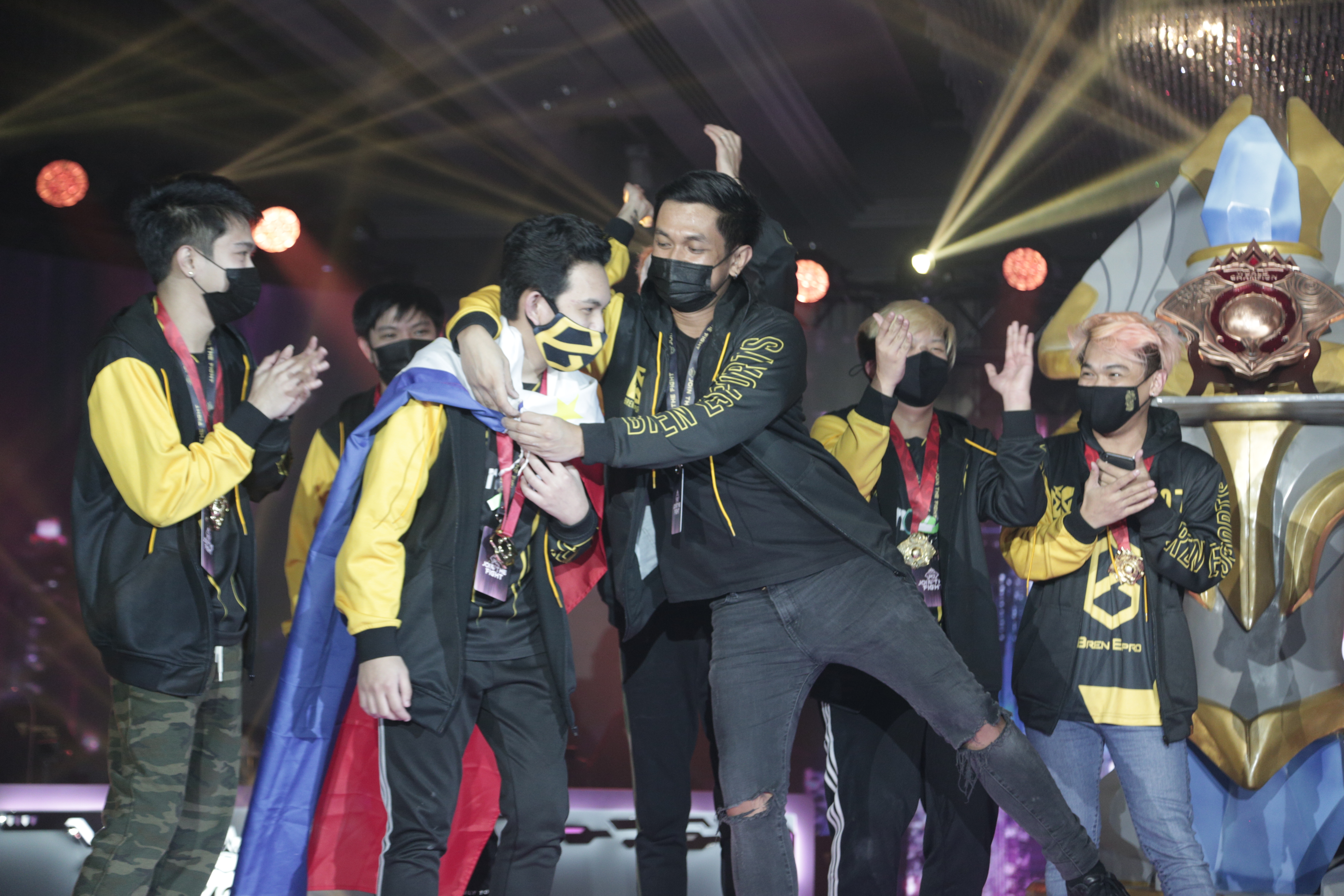 竞技场上紧张对决，激烈角逐引人瞩目的简单介绍